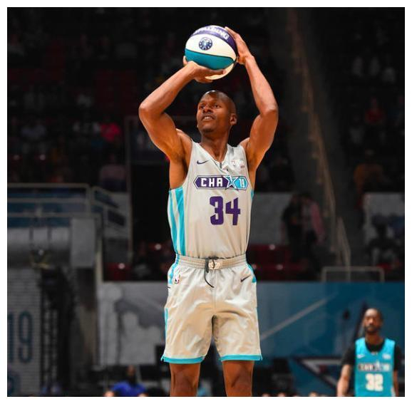 星空体育娱乐 -皇家马德里训练开放日，加时末段远射贴柱引欢呼，NBA常规赛在即，更衣室氛围转暖 